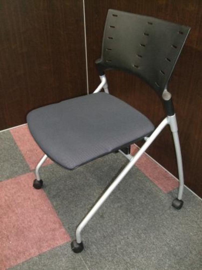 【キング　オブ　ネスティングチェア・・・マノス】キャスター付き平行スタックタイプの為、カートの様に収納可能！【会議チェア】
                                    中古
            