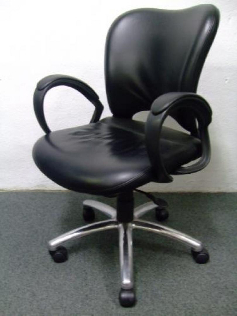 ■ＰＬＵＳ　■エグゼクティブチェア　■特徴：本革の高級仕様です！　■お早めにどうぞ！！【オーバルチェアの本革版】【高級チェア】【OAチェア】
                                    中古
            