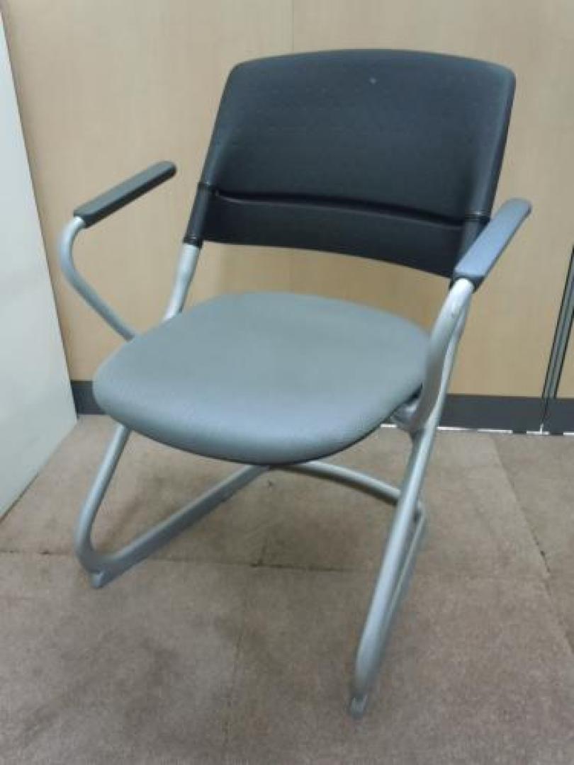 【４脚揃います】　■　オカムラ　okamura　　■　リータミーティングチェア　LITA　■　背カバーなしグレー　■型番：H167BZ-FX22【会議チェア】
                                    中古
            