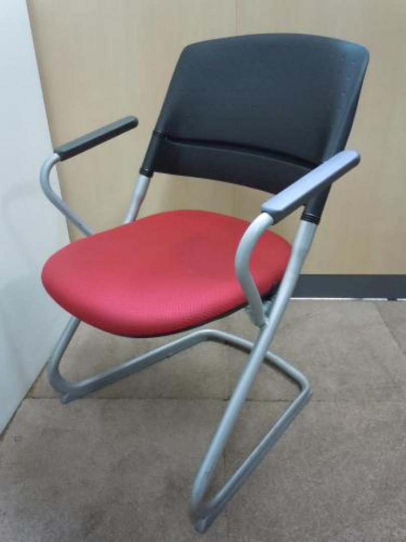 【４脚揃います】　■　オカムラ　okamura　　■　リータミーティングチェア　LITA　■　背カバーなしレッド　■型番：H167BZ-FX23【会議チェア】
                                    中古
            