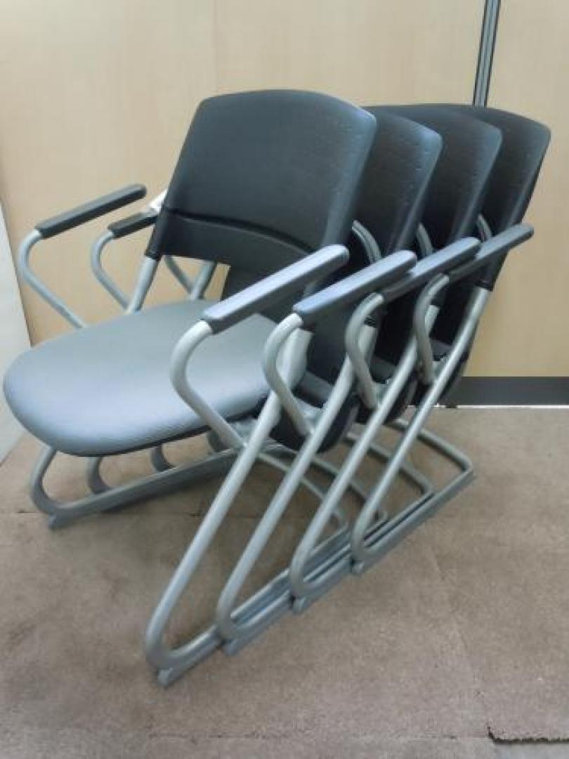 【４脚セット商品】　■　オカムラ　okamura　　■　リータミーティングチェア　LITA　■　背カバーなしグレー　■型番：H167BZ-FX22【会議チェア】
                                    中古
            