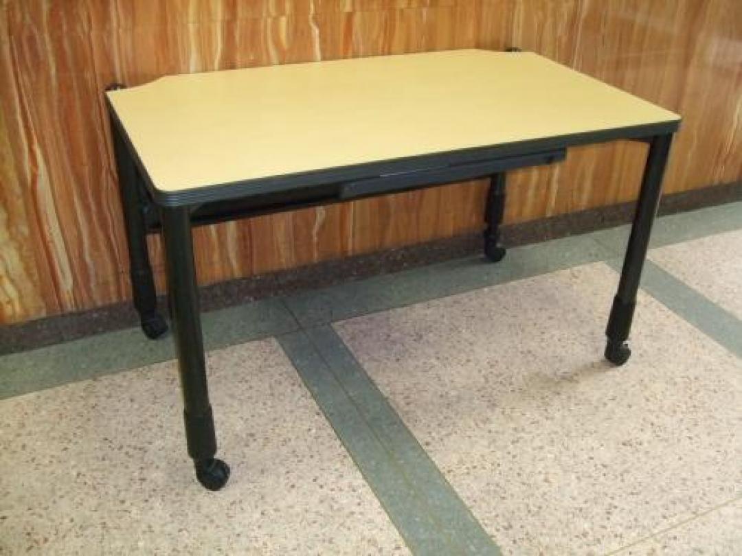 【幕板凹有りのため処分価格】【キャスター付き平机】イトーキ製アイウェーブ・・・見た目より重厚な作りの為、作業台としても最適！
                                    中古
            