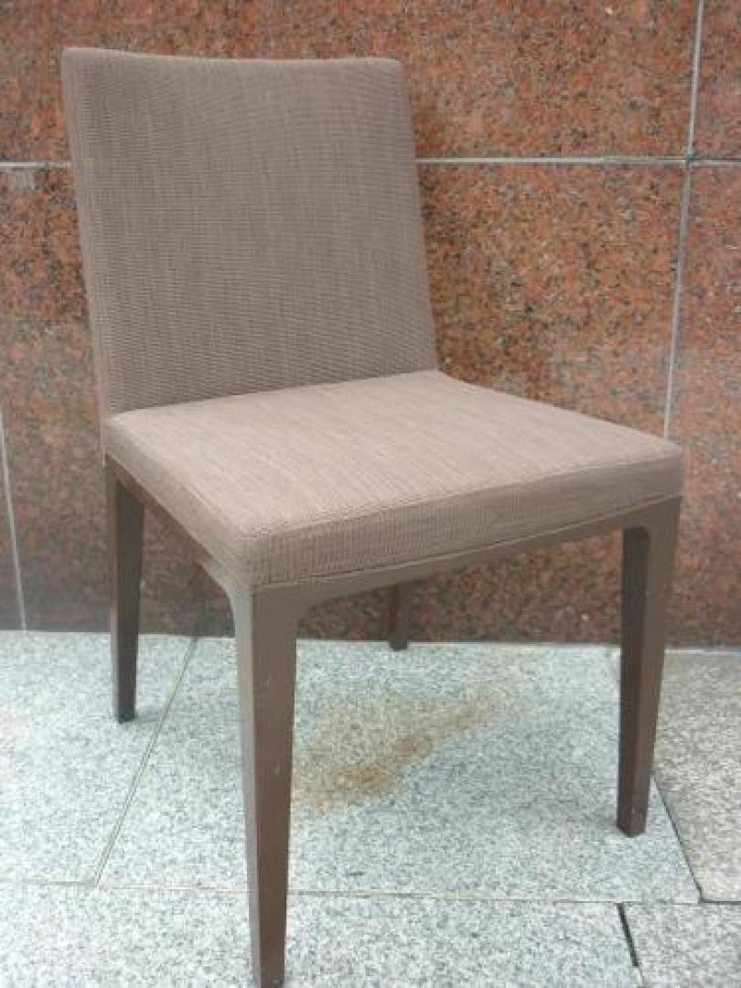 なんでここにこれが…？　どう見てもダイニングチェア！
                                    中古
            