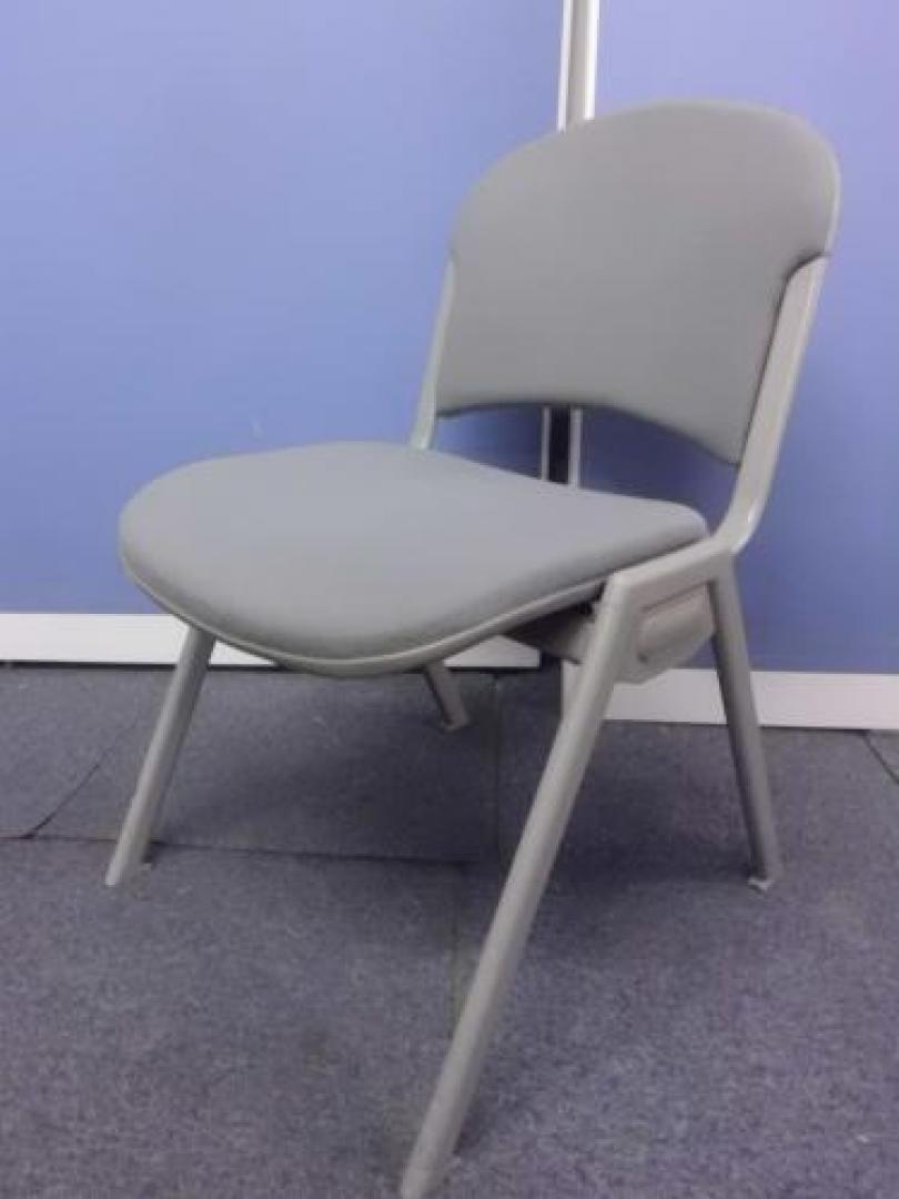 【￥６６６残り２点特価シリーズ】【座面クッション効いています！】　内田洋行製　スタッキングチェア　【会議チェア】
                                    中古
            