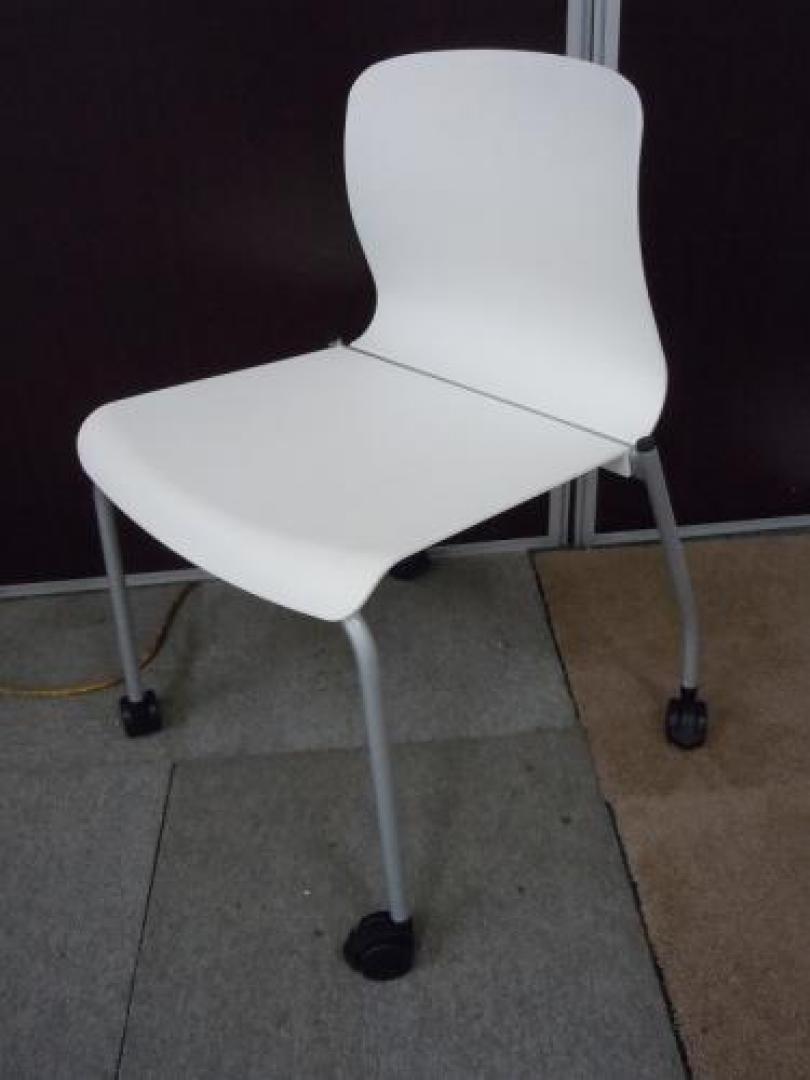 【状態良好】直線と曲線が生む、快適なすわり心地。そして、オフィスにクリエイティブを演出します。スタッキングミーティングチェア　コクヨ製　ALINA/C　アリーナシー　型番：CK-780PAWCN 【会議チェア】
                                    中古
            