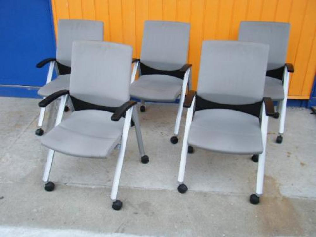 【ぞくぞく】コミュニケーションはこれでばっちり！！☆肘付キャスター付きミーティングチェア☆【会議チェア】
                                    中古
            