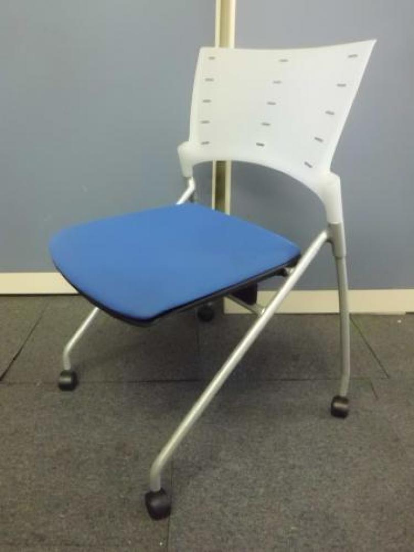 【1脚限定価格】　イトーキ製　マノスチェア　■ネスティングチェア【会議チェア】
                                    中古
            