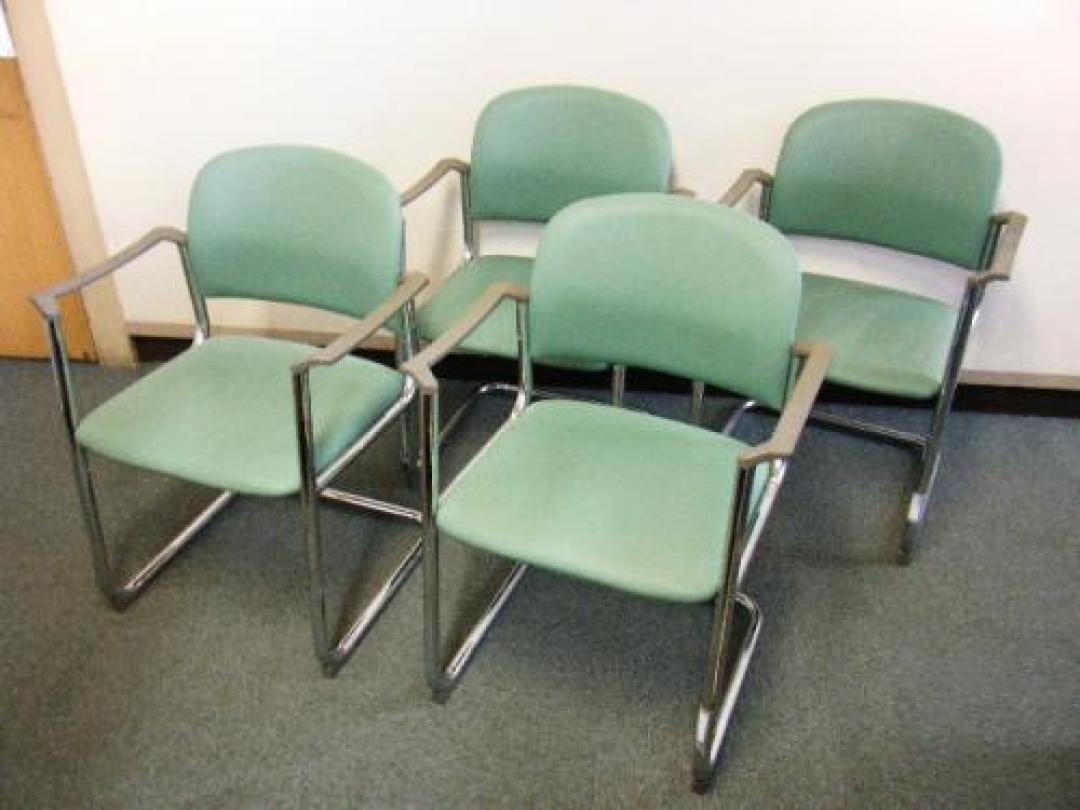 ◎ビニールレザー◎お掃除も楽々♪◇肘付ミーティングチェア◇【会議チェア】
                                    中古
            