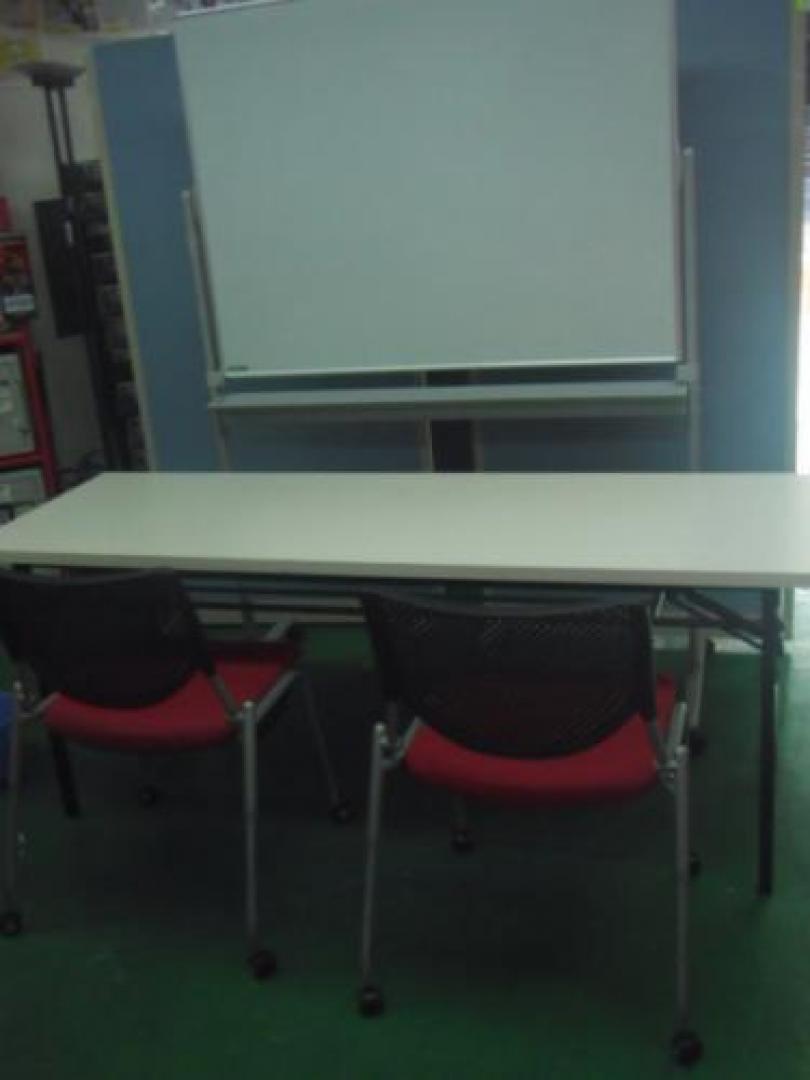 【ミーティングセット】オカムラ製のホワイトボード、折りたたみテーブルにさらにスタックチェアも付けちゃいました！
                                    中古
            