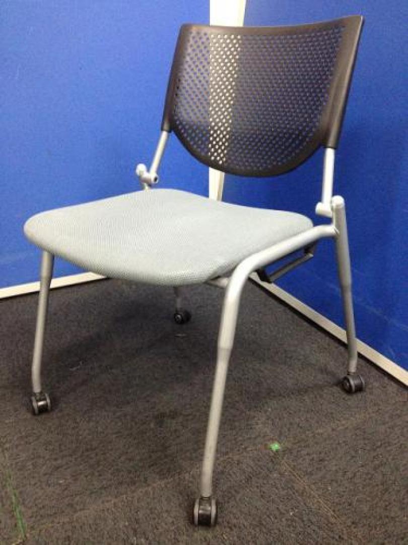 10/8在庫情報【スタッキングチェア】【4脚】【キャスター付】【オカムラ製】【会議チェア】
                                    中古
            