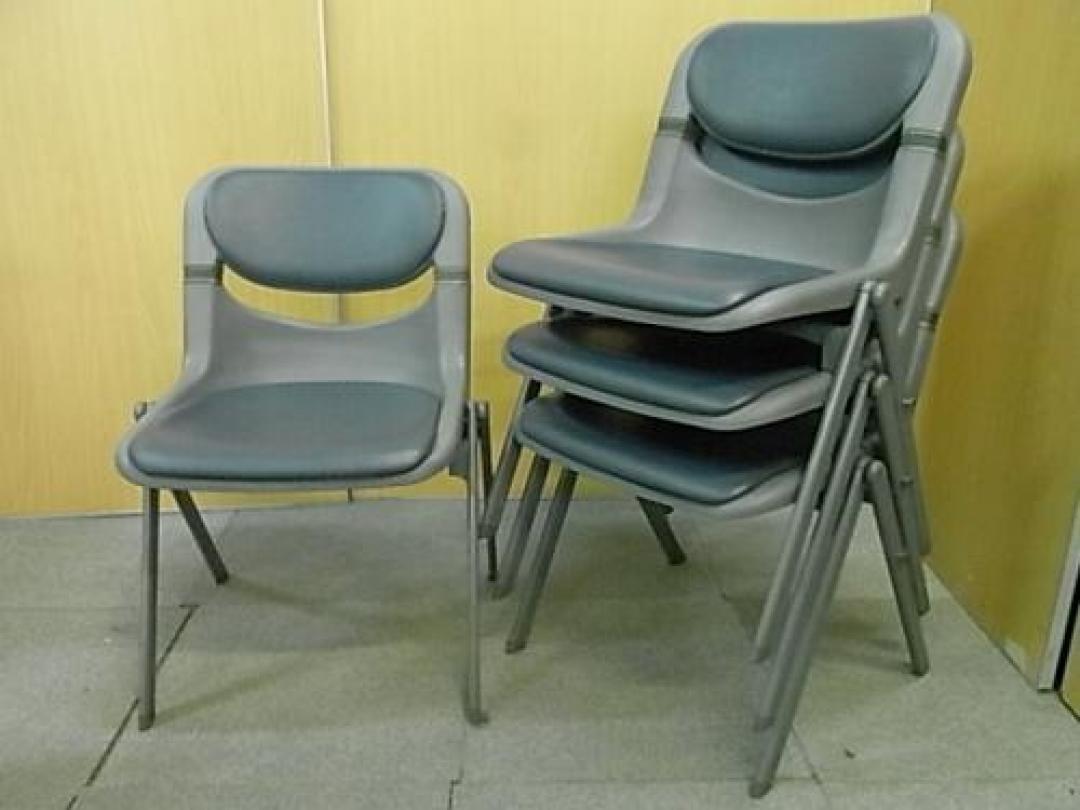 【格安！会議チェア！】☆４脚セット☆■イトーキ　　■スタッキングチェア　〜上に重ねられます！〜　【セット商品】
                                    中古
            