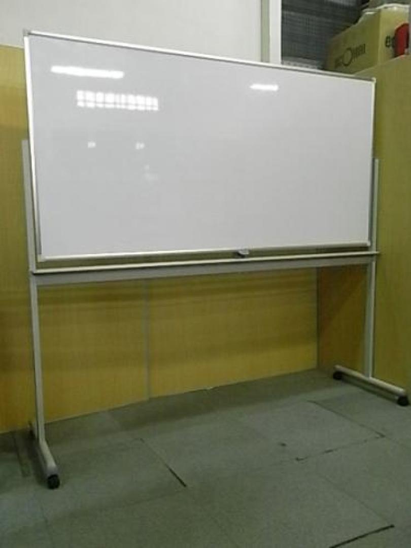 【両面タイプで沢山書ける♪】■ホワイトボード　自立式　両面タイプ　■幅１８００ｍｍ
                                    中古
            
