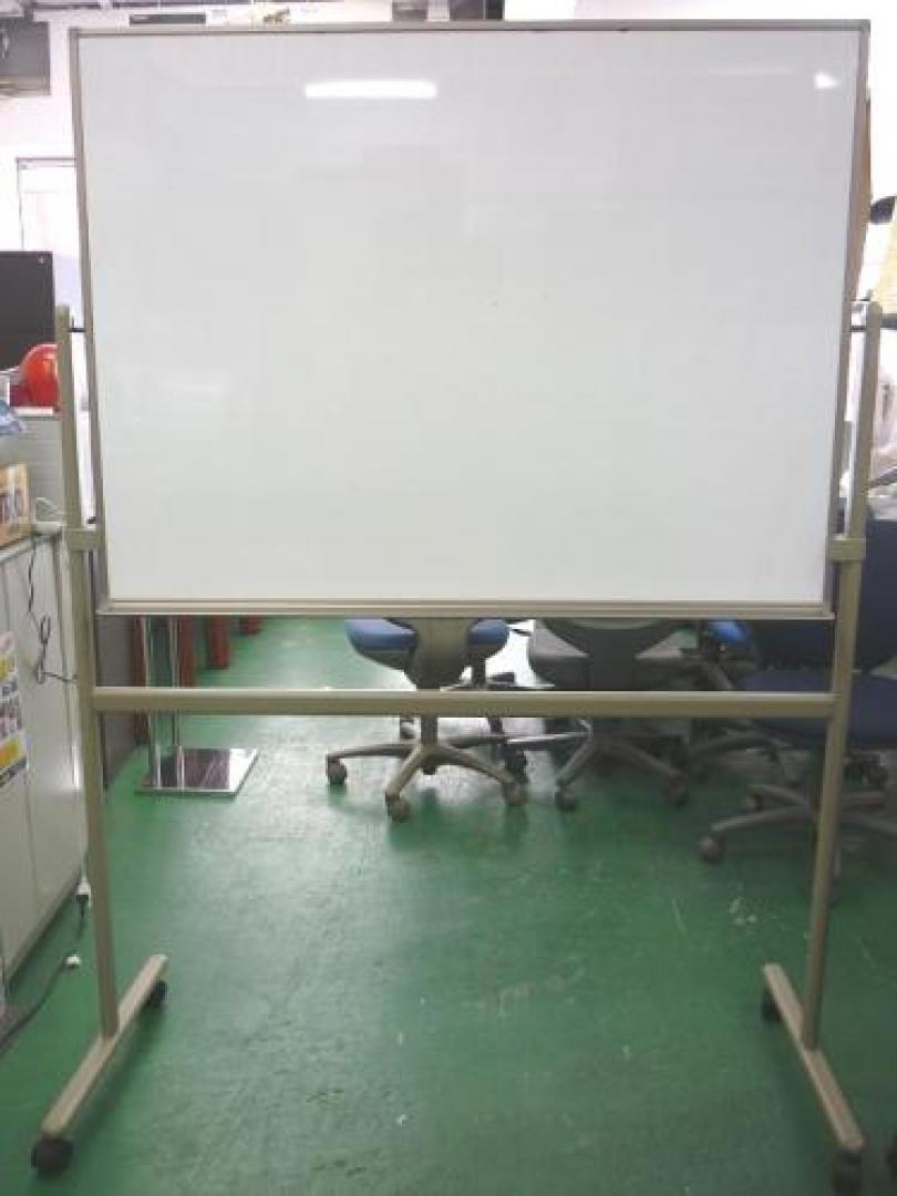 片面無地スチール製自立脚付ホワイトボード
                                    中古
            