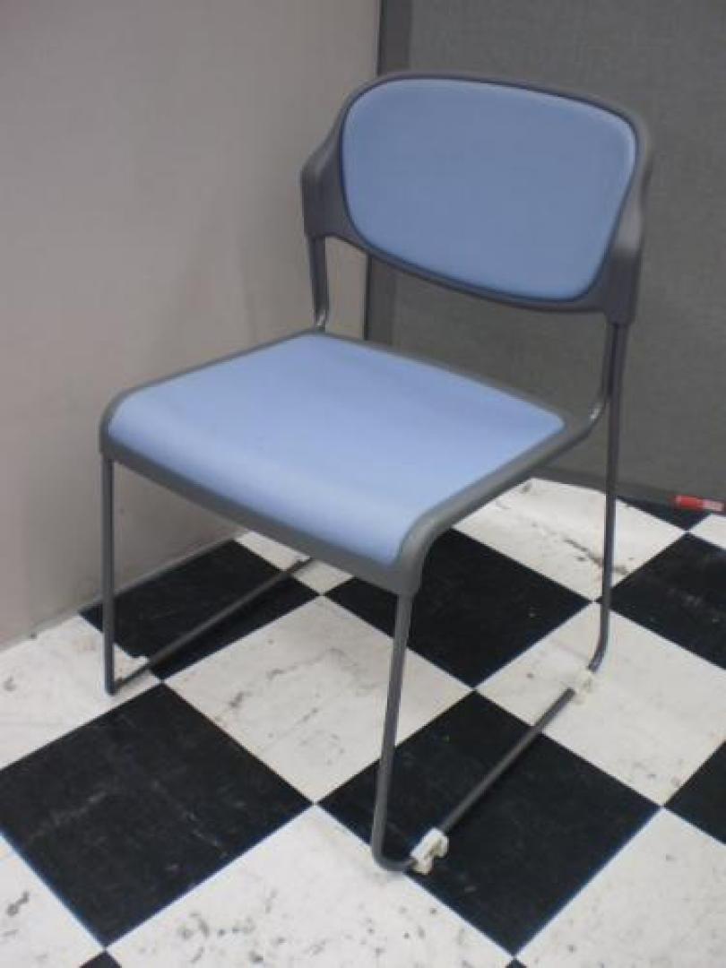 スタッキングチェアが3脚だけ入荷。大変リーズナブルになっておりますので、お早めにお求め下さい。【会議チェア】
                                    中古
            