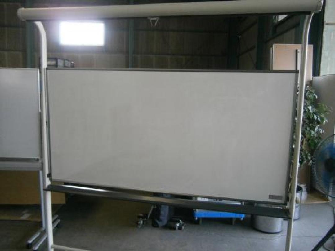 【スクリーン付両面ホワイトボード】1台2役で、便利です。
                                    中古
            