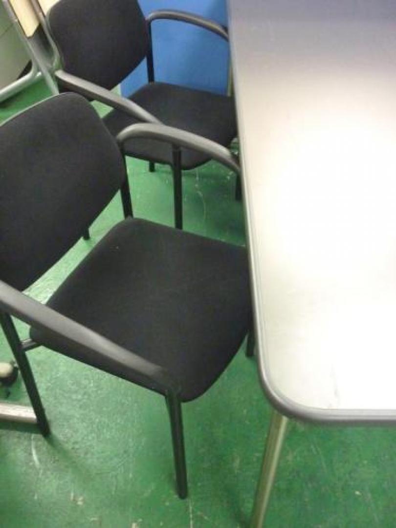 【４名様会議セット】　シックなブラックテーブル＋肘付ブラックふわっっっっと座面なスタッキングチェア【会議チェア】
                                    中古
            