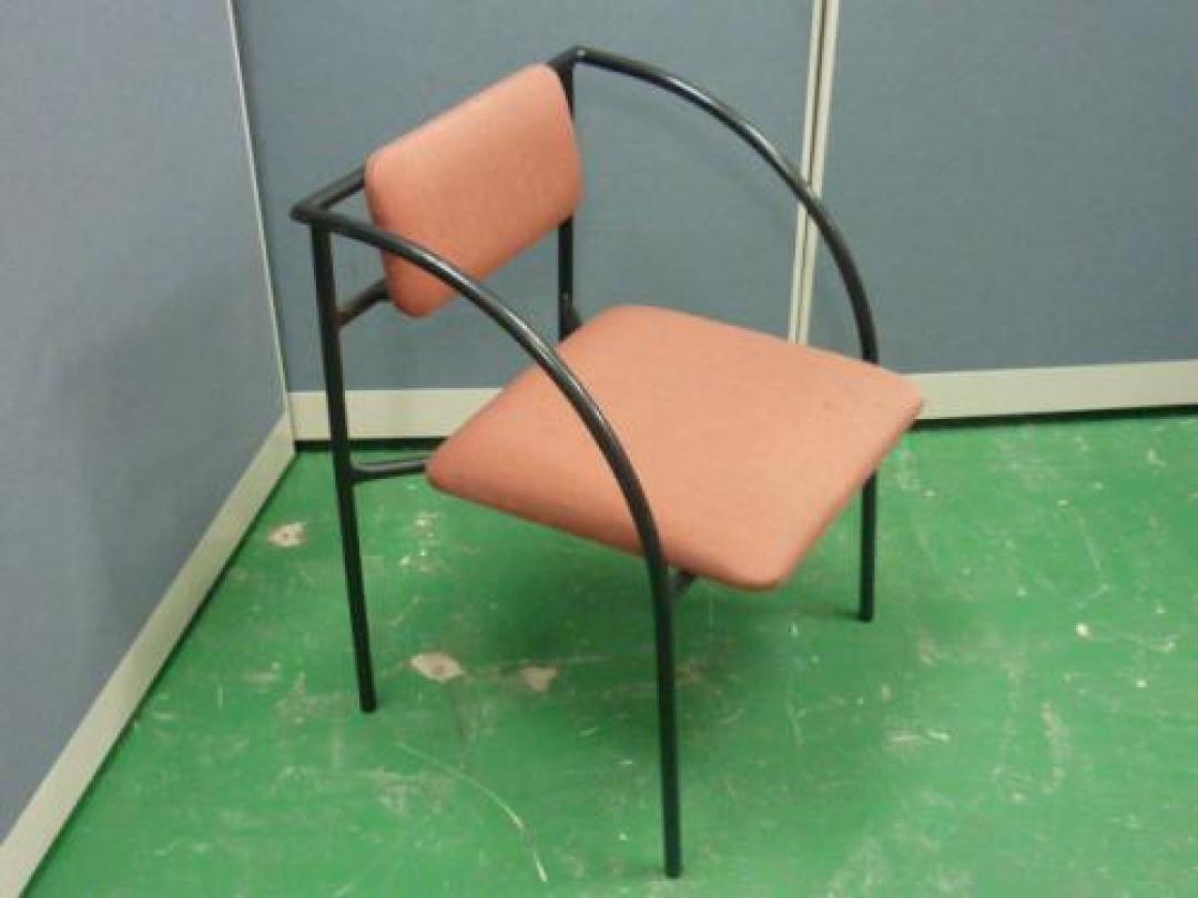 シャープなフレームの肘付スタッキング　赤と言うかピンクっぽいライトな色彩【会議チェア】
                                    中古
            