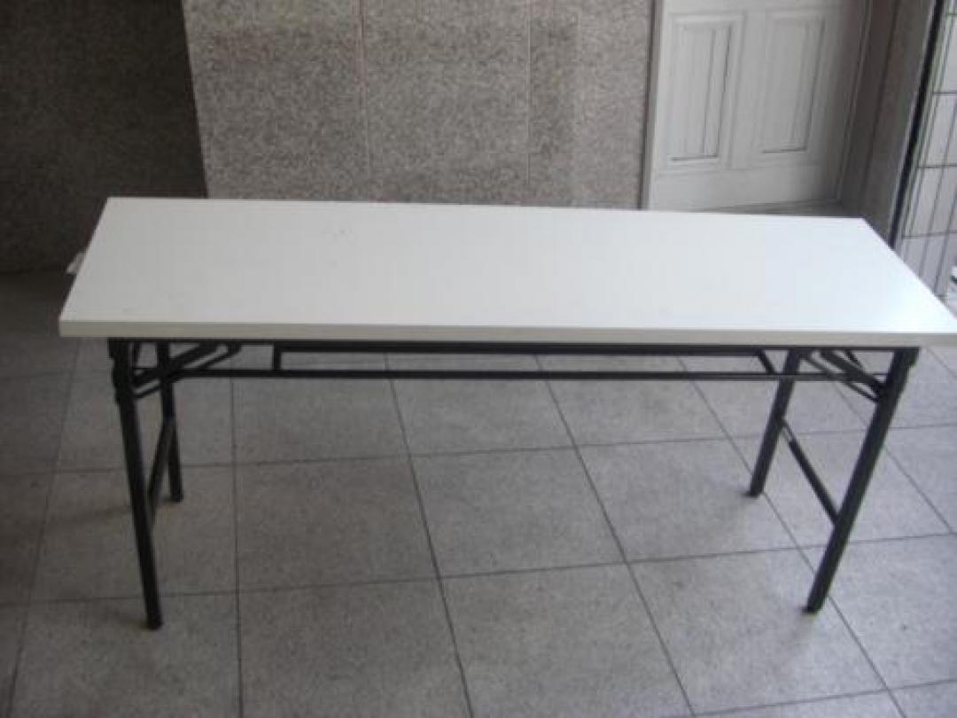 今度はホワイトの折りたたみテーブル!!
                                    中古
            