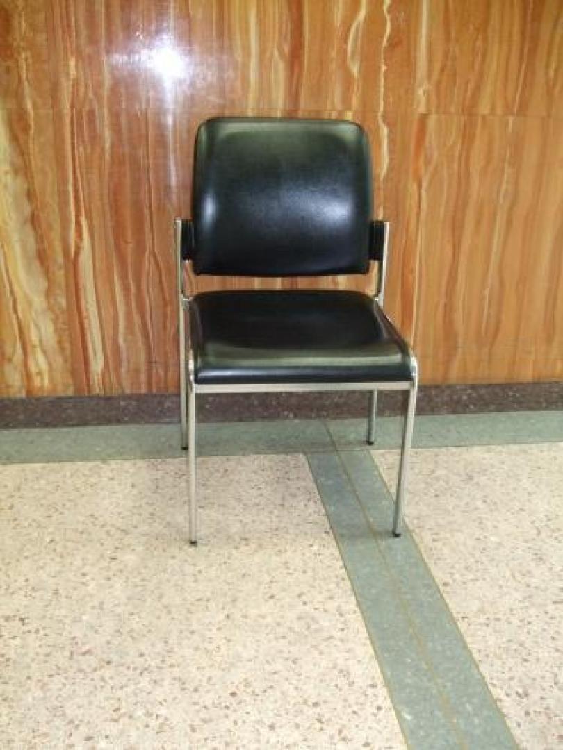 【ビニールレザー仕様】スタックチェアが入荷しました【会議チェア】
                                    中古
            