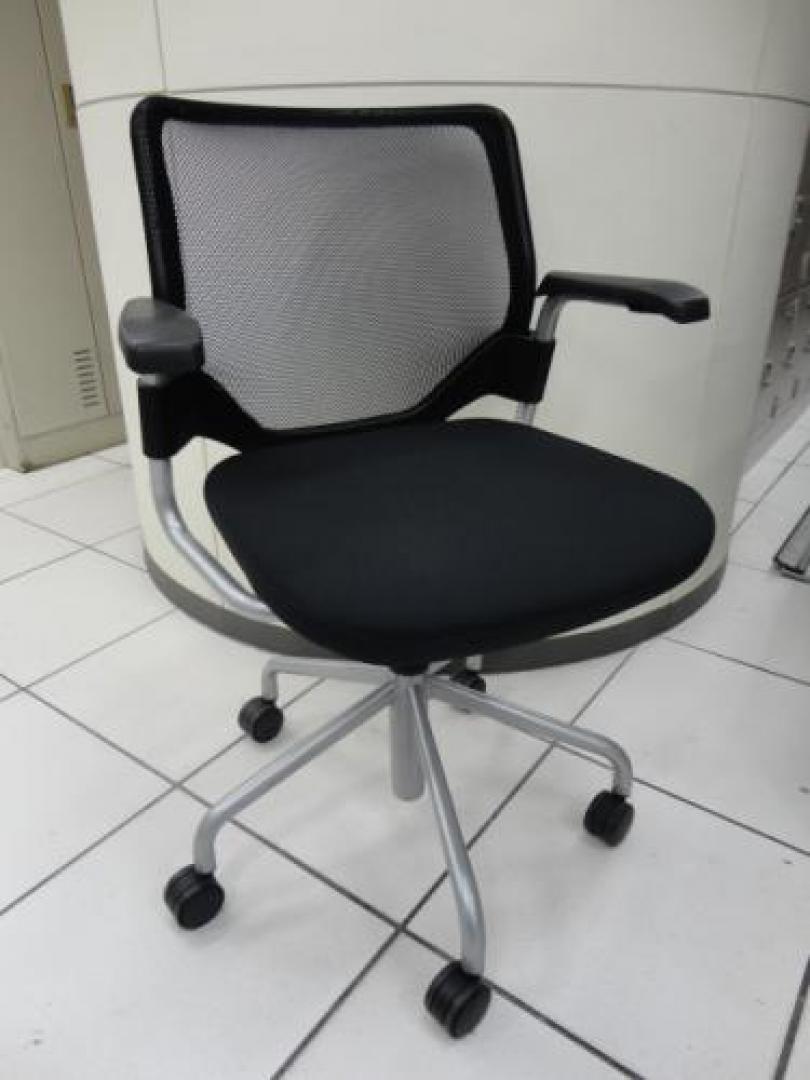 オカムラ製　エアリ/Airlyシリーズ　ミーティングチェア　ブラックメッシュタイプ【会議チェア】
                                    中古
            