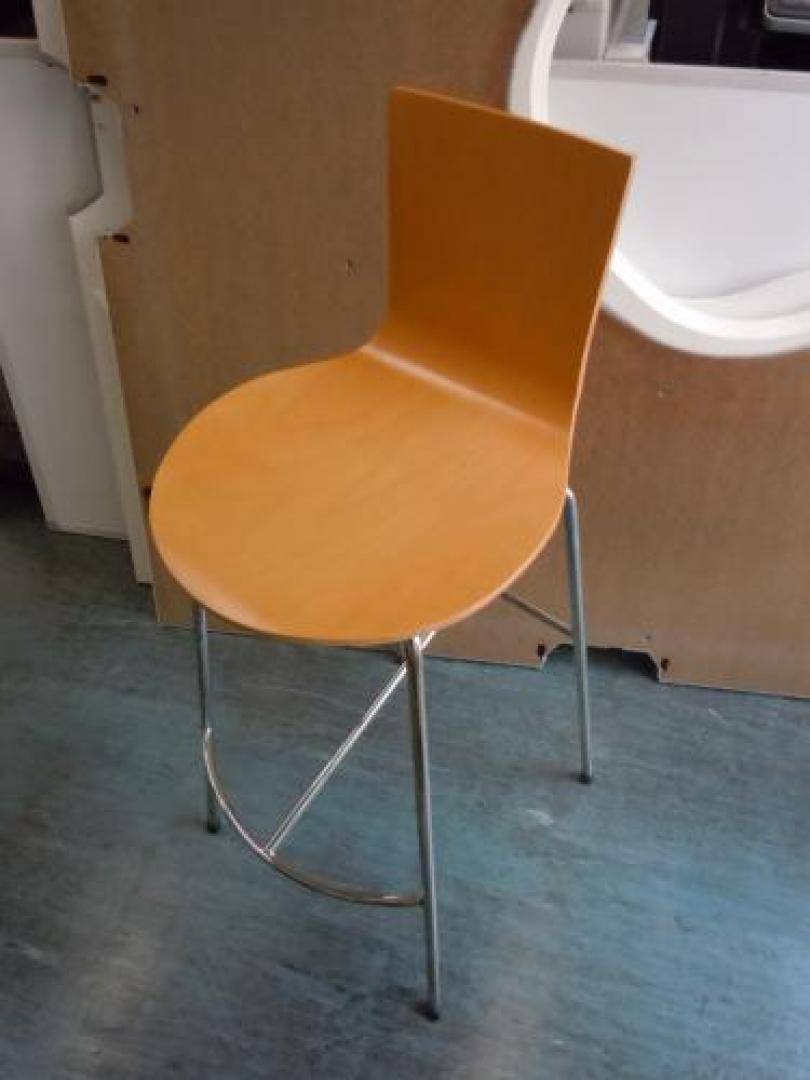 【３脚限り】　カウンターチェア　■　イートインシリーズ　■　kokuyo ■　メッキ脚　■　状態良好
                                    中古
            