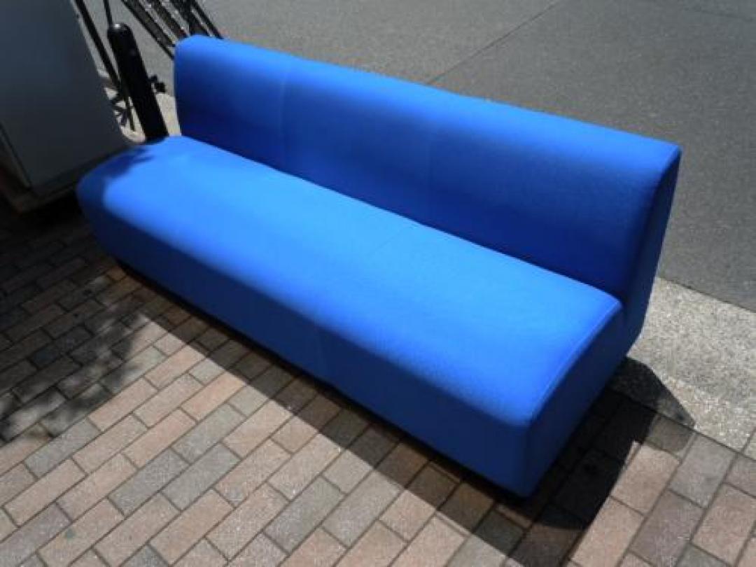 【２台限りの限定商品】　３シーターソファ　■　ゆったり座れる３人用ソファ　■　ご自宅のリビングにもオススメです
                                    中古
            