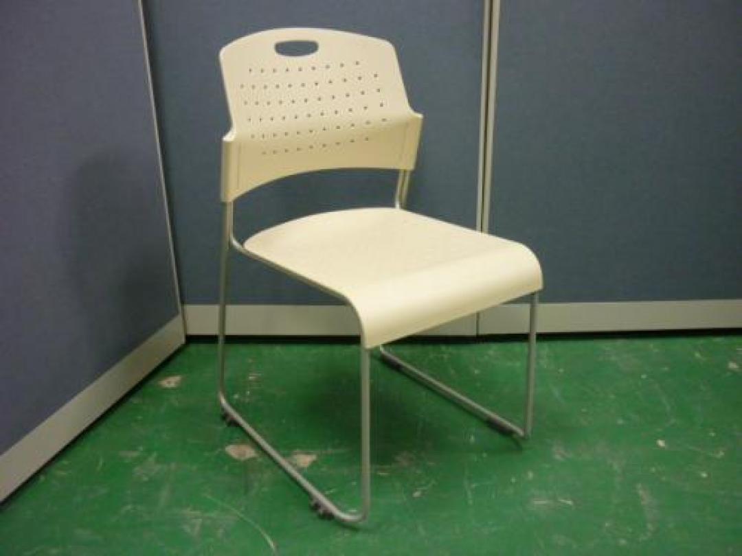 簡易収納!!ホワイト色・ご奉仕価格スタッキングチェア★☆★【会議チェア】
                                    中古
            