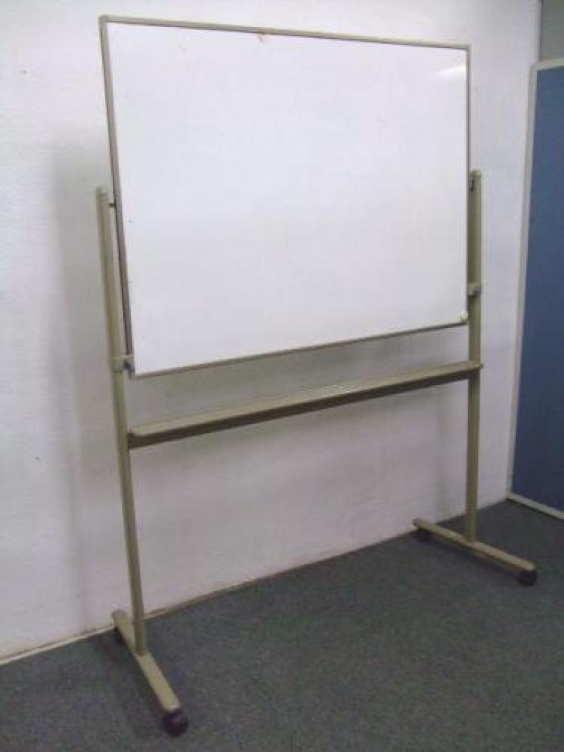 【小型ホワイトボード入荷しました】■サイズ：幅1300奥行き400高1800　■タイプ：ホワイトボード脚付き無地両面　■状態：使用感有り　■在庫1台
                                    中古
            