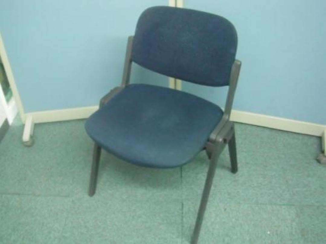 大量３０脚入荷！オカムラ製のスタッキングチェアです！布地の渋いブルー【会議チェア】
                                    中古
            
