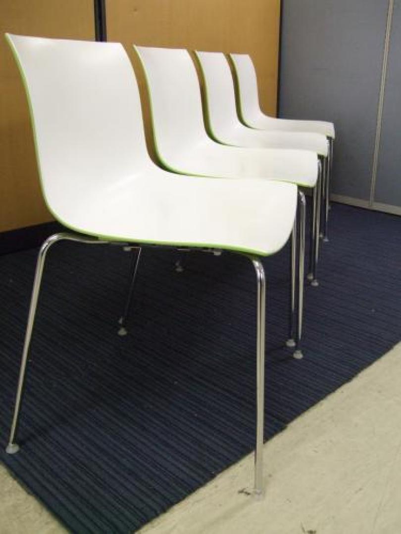 【おつとめ品】【オカムラ製【超お洒落！】【11脚揃います】<br>Catifaチェア・コンビシェル　ライトグリーン+ホワイト　L491FB G915【会議チェア】
                                    中古
            