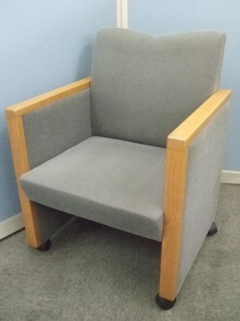 ITOKI製ラウンジチェア【会議チェア】
                                    中古
            