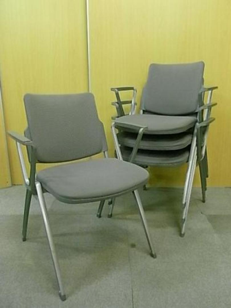 【便利な肘付♪】■内田洋行　■会議用チェア　スタッキングタイプ　４脚セット　【セット商品】【会議チェア】
                                    中古
            