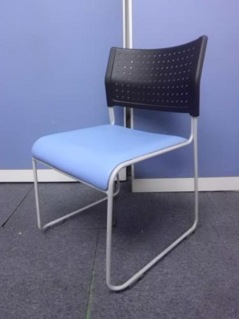 【汚れても拭けます！】　スタッキングチェア　ブラック/ブルーの2トーン【会議チェア】
                                    中古
            