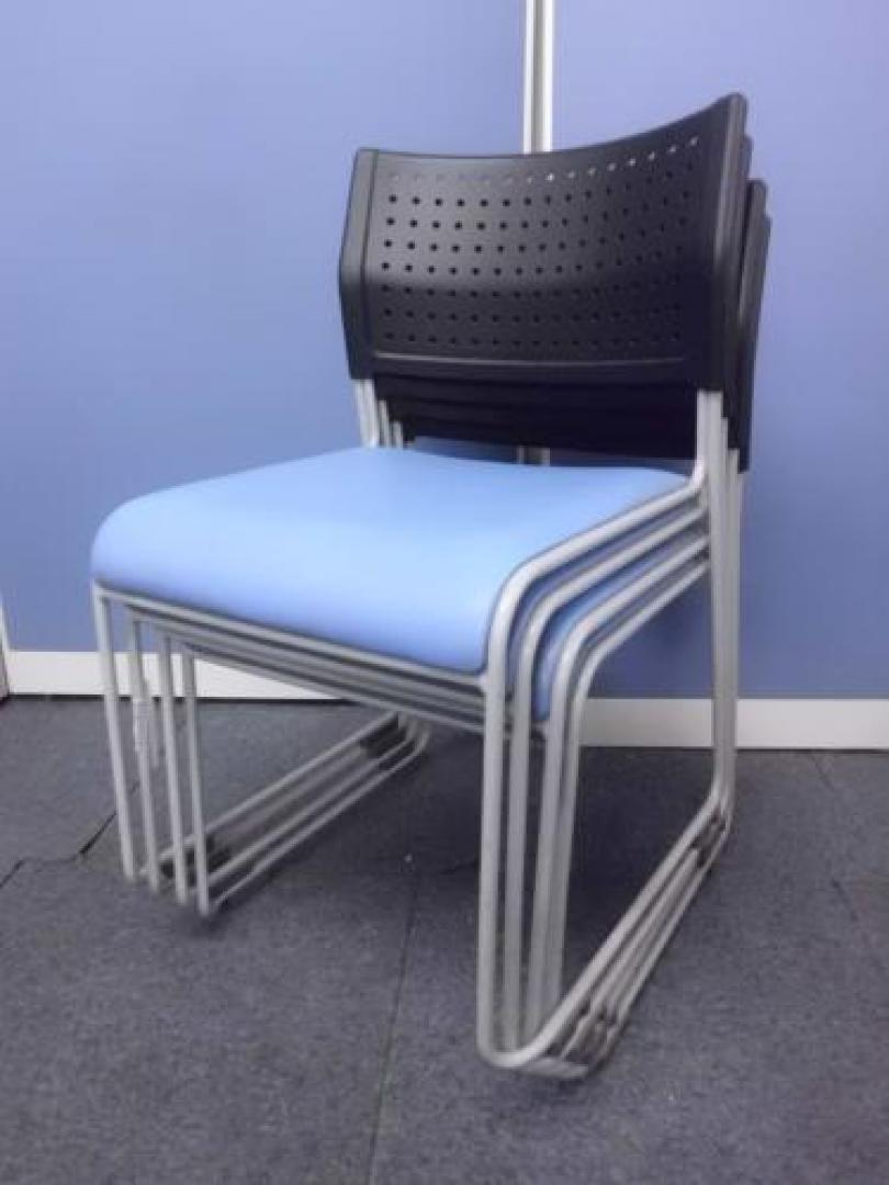 【汚れても拭けます！】　スタッキングチェア4脚セット　■ブラック/ブルーの2トーン　【セット商品】【会議チェア】
                                    中古
            