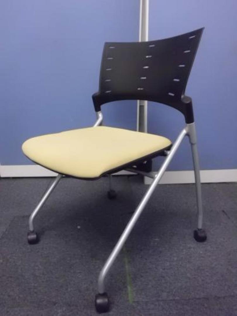 【大人気商品】　イトーキ製　マノス　ネスティングチェア　■イエロー／ブラックの2トーン【会議チェア】
                                    中古
            