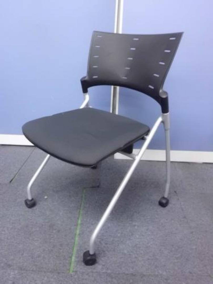 【大人気商品】　イトーキ製マノスチェア　■コンパクト収納可能　【会議チェア】
                                    中古
            
