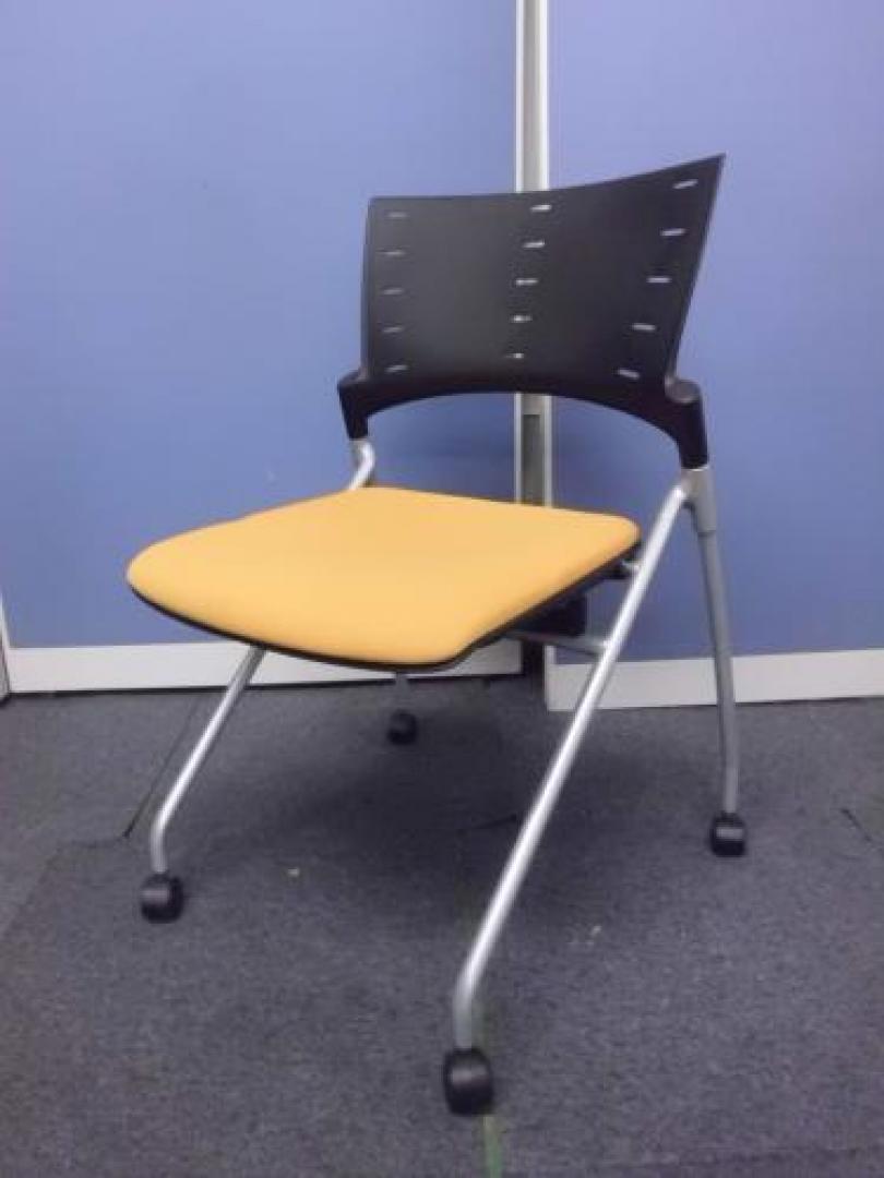 【￥３.１５０残り１脚特価シリーズ】【大人気商品】　イトーキ製マノスネスティングチェア　　■鮮やかオレンジ／ブラック【会議チェア】
                                    中古
            