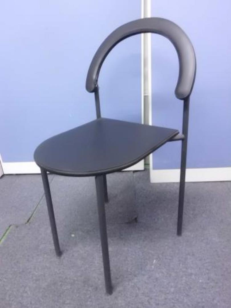 【サイズお困りの方どーぞ】　コンパクトサイズのスタッキングチェア　■汚れても拭き掃除できる素材です。【会議チェア】
                                    中古
            