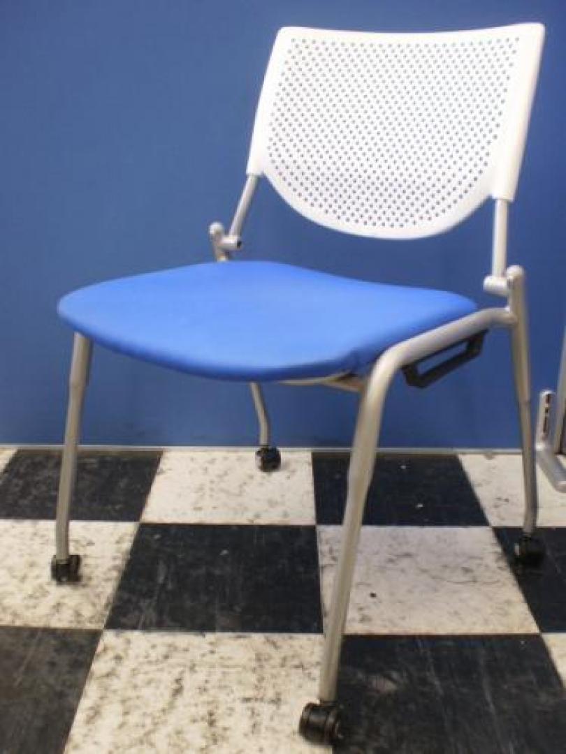 【状態良好】オカムラ製スタッキングチェアが１台だけ入荷。１脚だけだけど、綺麗です！！【会議チェア】
                                    中古
            