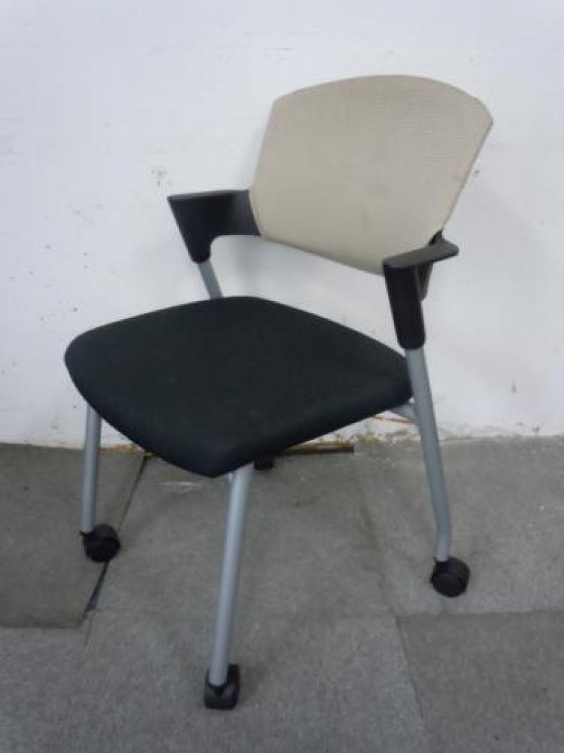 【人気商品ですが状態悪いため値下げしました！】　コクヨ　■　スタッキングチェア　■　肘付　■　Ｐｒｏｔｔｙ　プロッティ　　■　キャスター付！ 		 【会議チェア】
                                    中古
            