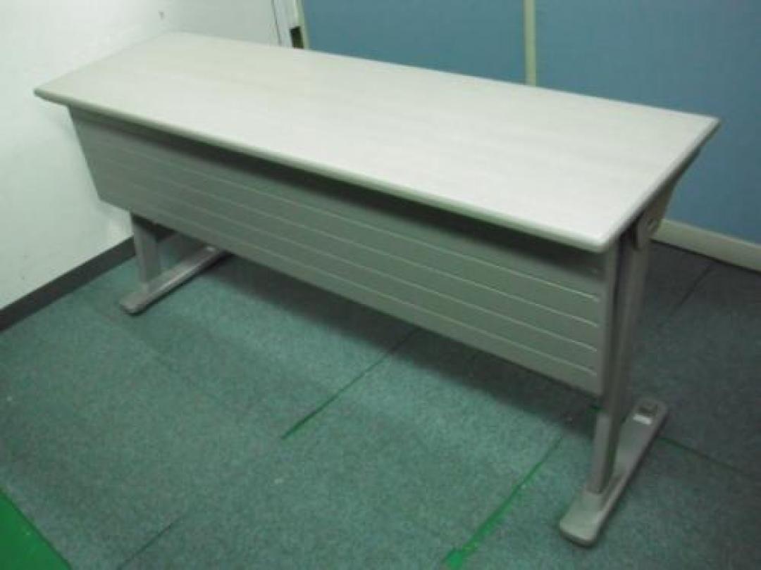 【2台入荷！】オカムラ製のサイドスタックテーブルです！薄い木目天板、落ち着いた味出してます。
                                    中古
            