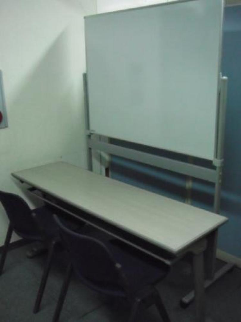 【ミーティングセット】オカムラ縛り！ホワイトボード・サイドスタックテーブル・スタックチェア２つをまとめて！どどんと！ご提供！
                                    中古
            