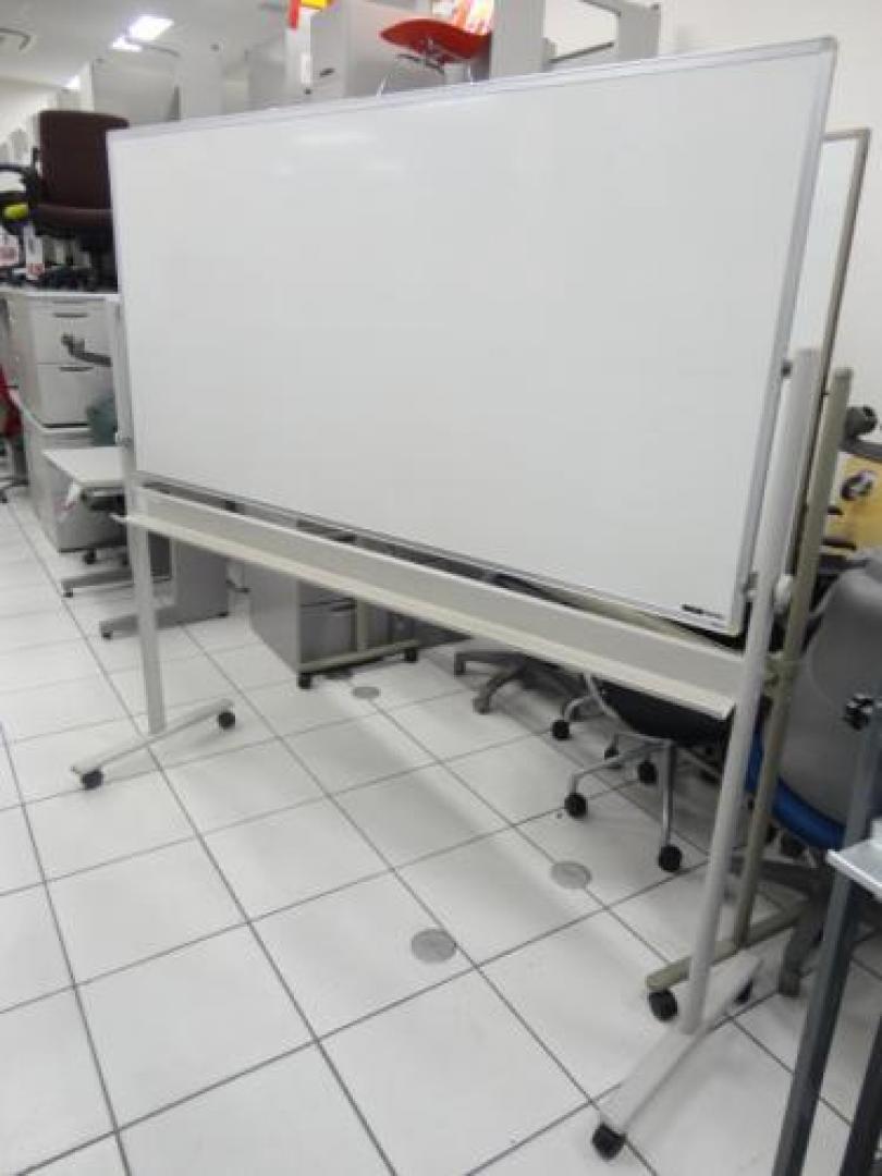 ITOKI製　ホワイトボード　自立式　両面　無地
                                    中古
            