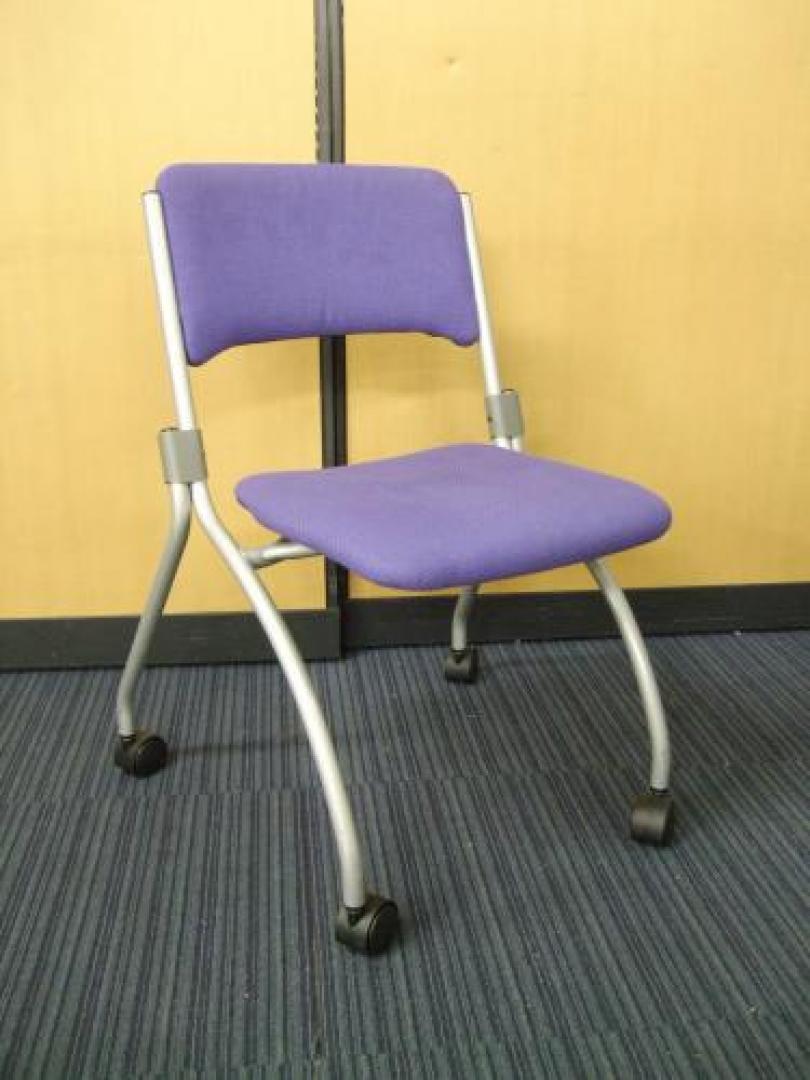 【魅惑のパープル】【ネスティング】【コンパクト収納】<br>座面を折りたためるネスティングチェア！【会議チェア】
                                    中古
            