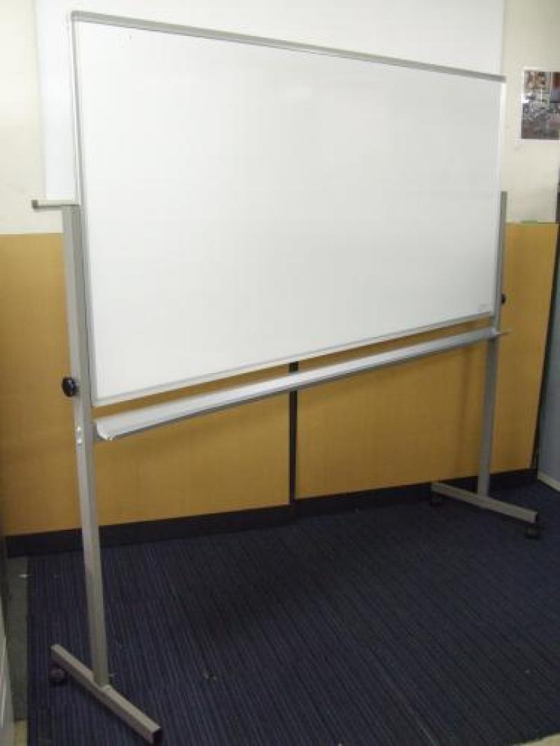 【一箇所傷あり】ホワイトボード脚付き両面タイプ！
                                    中古
            