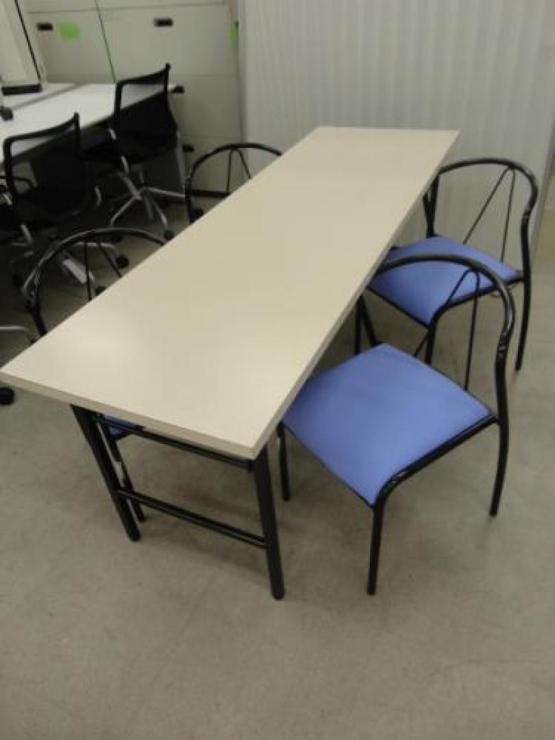 ■折りたたみテーブル×スタッキングチェア４脚　【セット商品】
                                    新古品
            