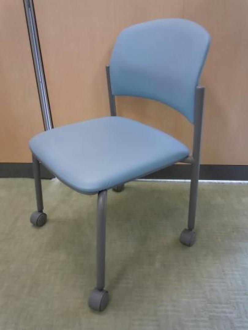 ★★★飯田橋店の特売品★★★　【8脚揃います　スタッキングチェア】　内田洋行　■　キャスター付スタッキングチェア　■　汚れ有り【会議チェア】
                                    中古
            