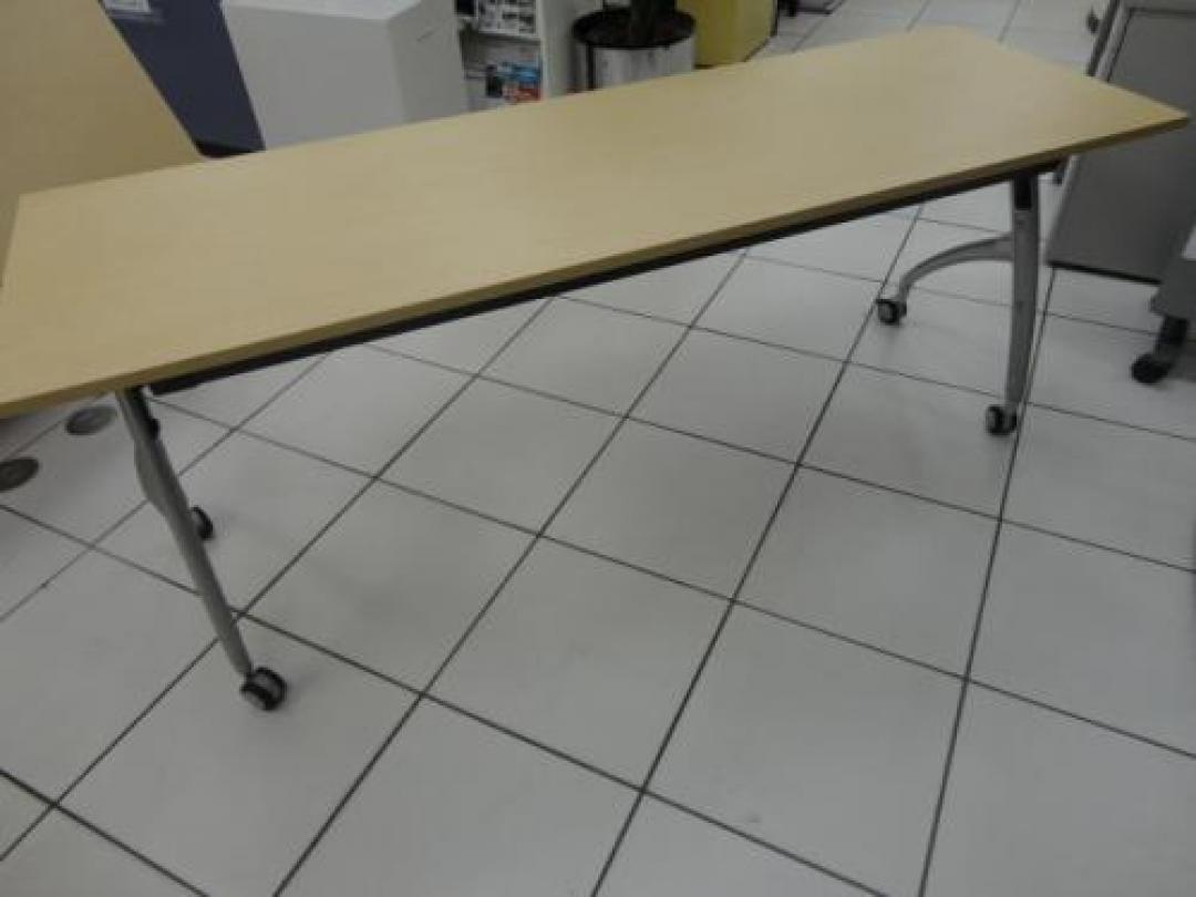 新古品　ITOKI製　サイドスタックテーブル　リリッシュ2シリーズ
                                    新古品
            