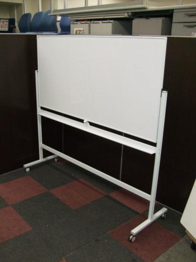 【輸入品の為お手頃価格】両面仕様の幅広ホワイトボード　キャスター付の為いどうもラクラク
                                    中古
            