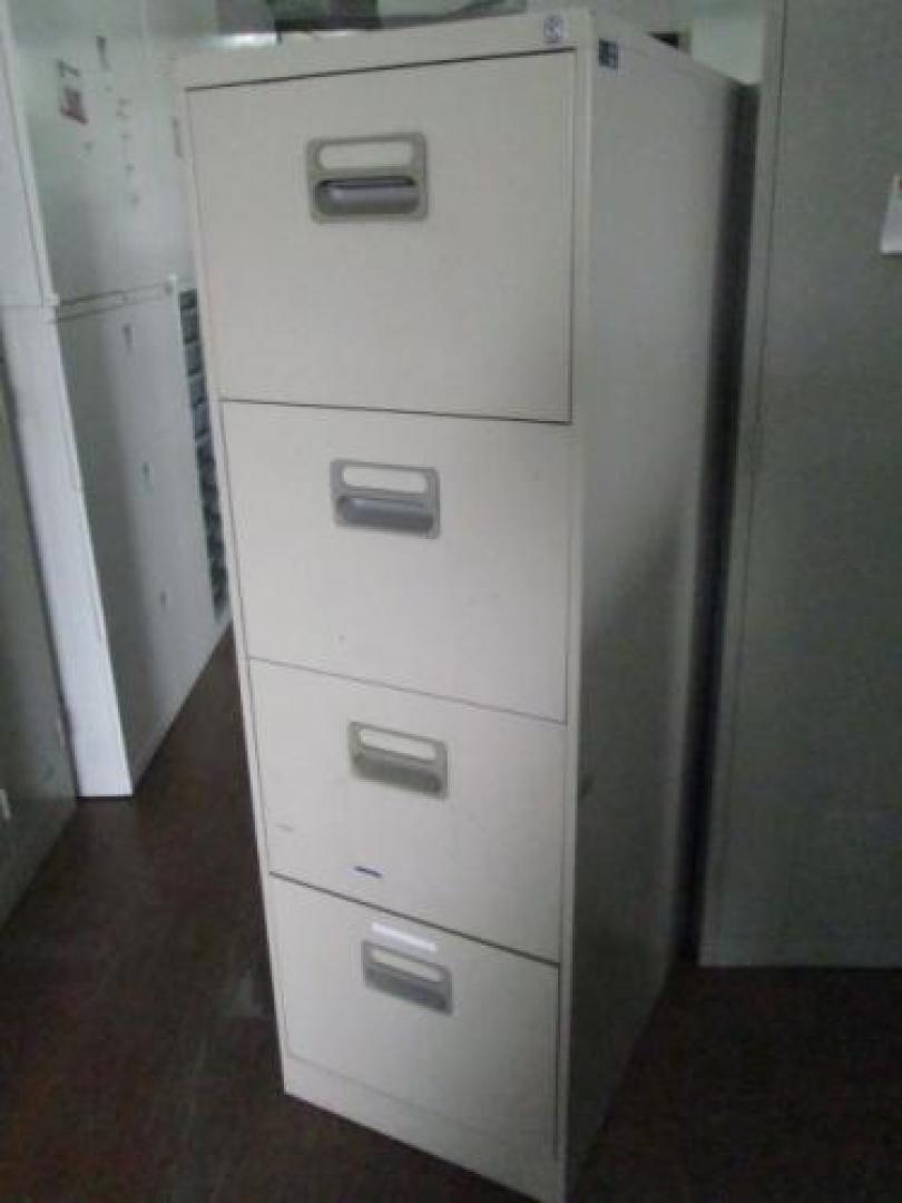 ☆★　ＤＳＫ　Ｂ4ファイルキャビネット４段　☆★
                                    中古
            